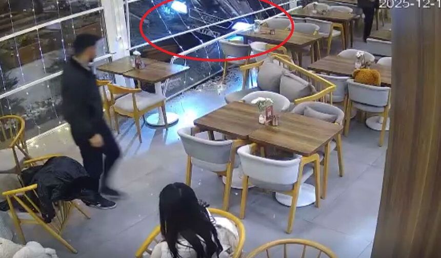 Otomobilin kafeye daldığı kaza kamerada