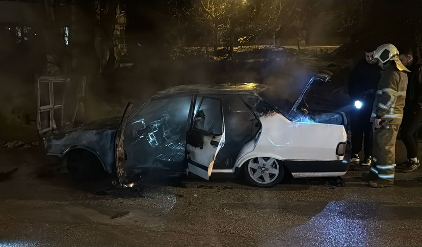 Park halindeki otomobil yandı