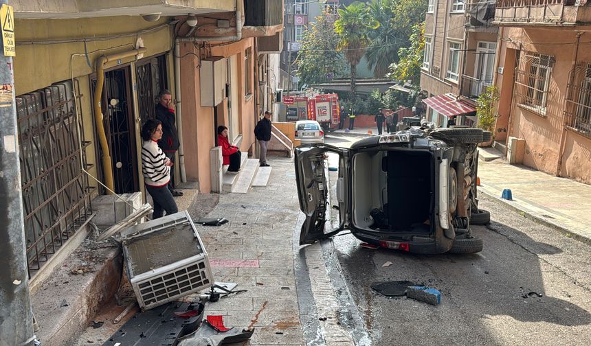 Park halindeyken hareket eden hafif ticari araç, duvara çarpıp devrildi