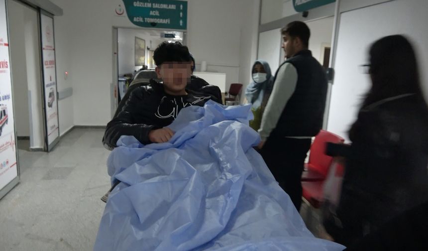 Şakalaşırken okul arkadaşını bıçakla yaraladı 