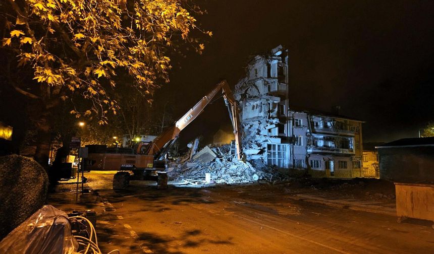 Sındırgı'da 27 Ekim'deki depremde ağır hasar alan binalar yıkılıyor