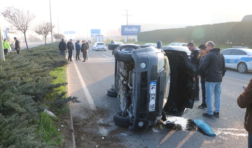 Sürücüsünün makas attığı aracın çarptığı otomobil devrildi; kaza kamerada 