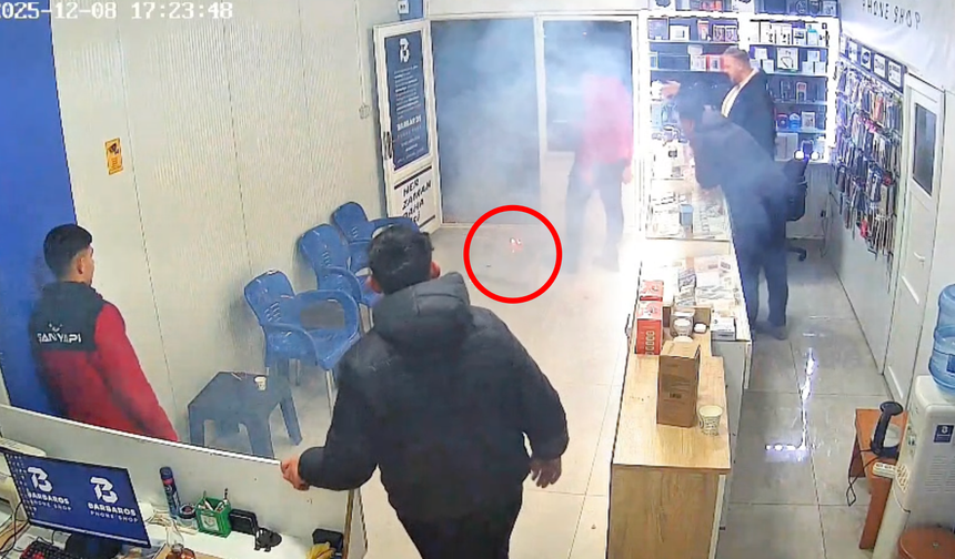 Tamire getirilen cep telefonu alev aldı; o anlar kamerada