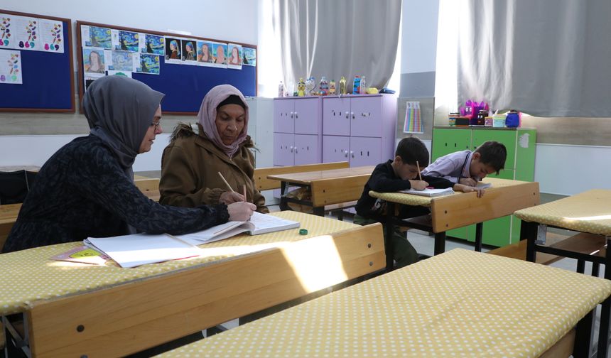 Torununa öğretebilmek için 64 yaşında okuma yazma kursunda