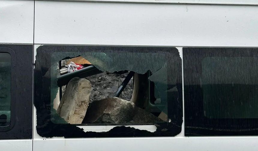 Yamaçtan kopan kaya, minibüse isabet etti