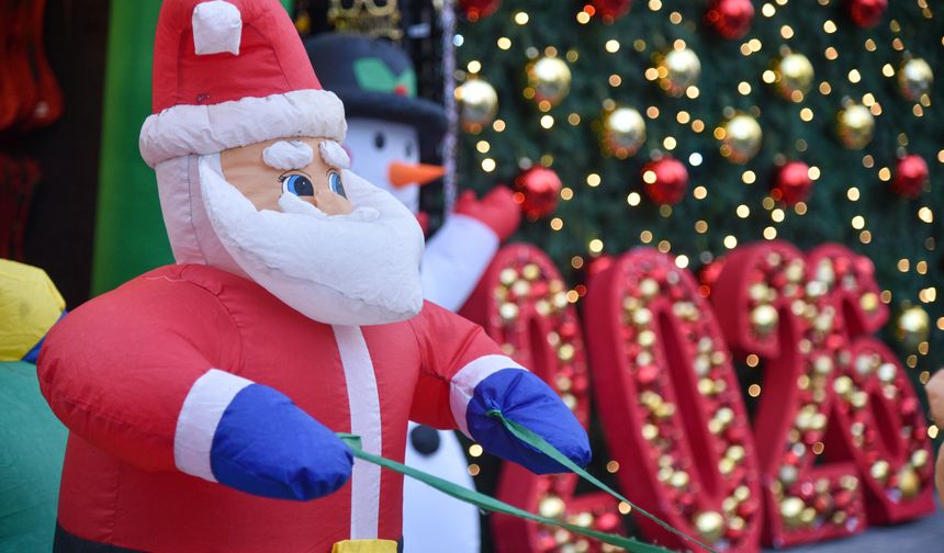 Yılbaşı kutlamalarının vazgeçilmezi 'yapay çam ağacı'