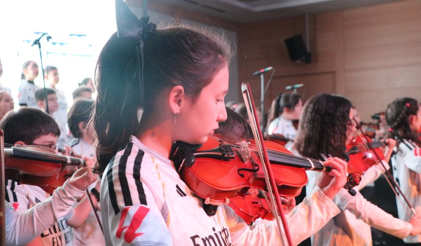 Yılın sporcusu ödülünü alan Arda Güler'in annesi ve ablasından sevinç gözyaşı